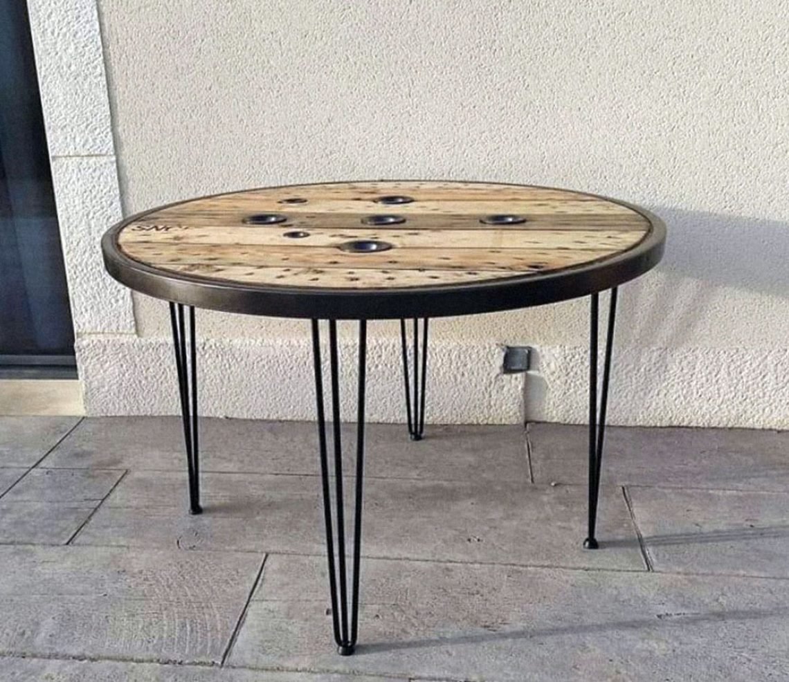 Table réalisée avec un plateau de tonneau