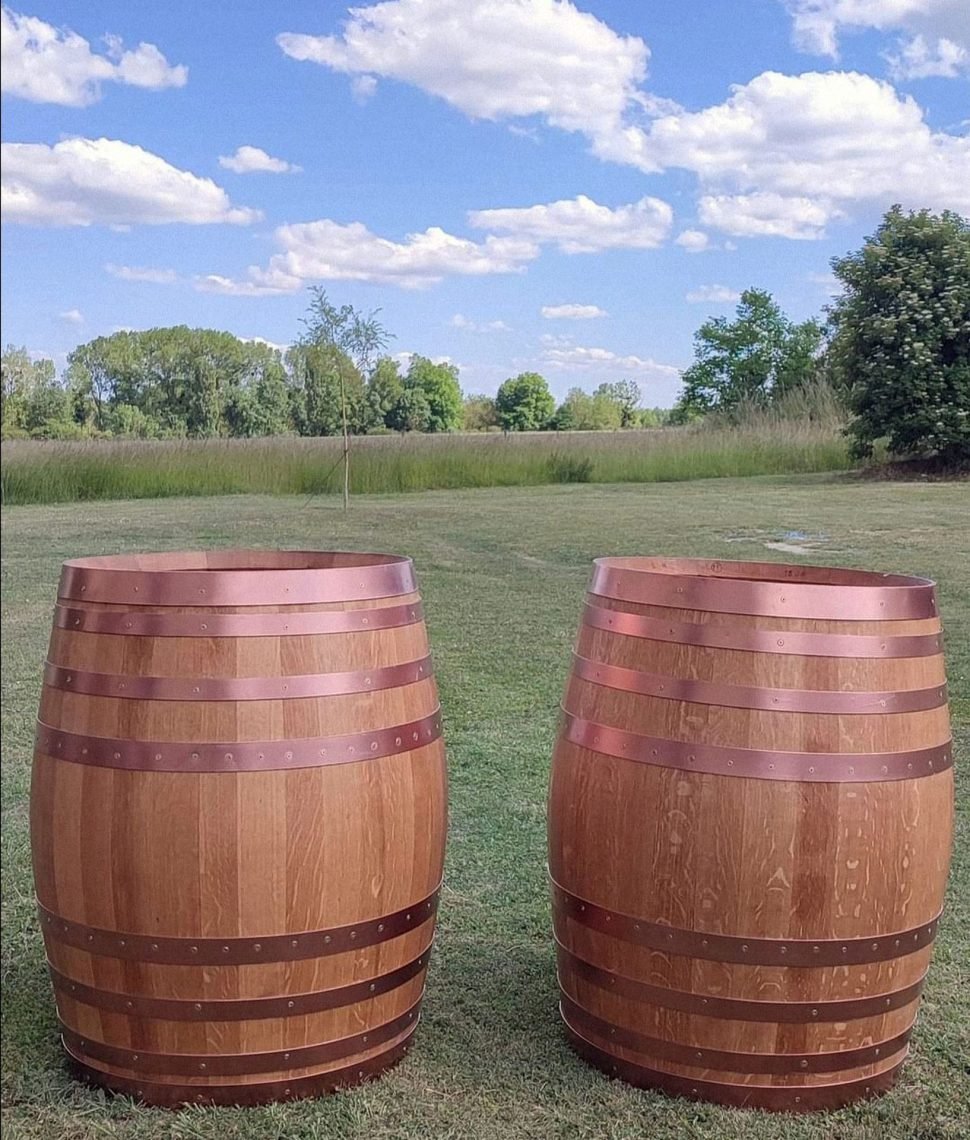 Tonneaux rénovés et cerclés teinte or rose