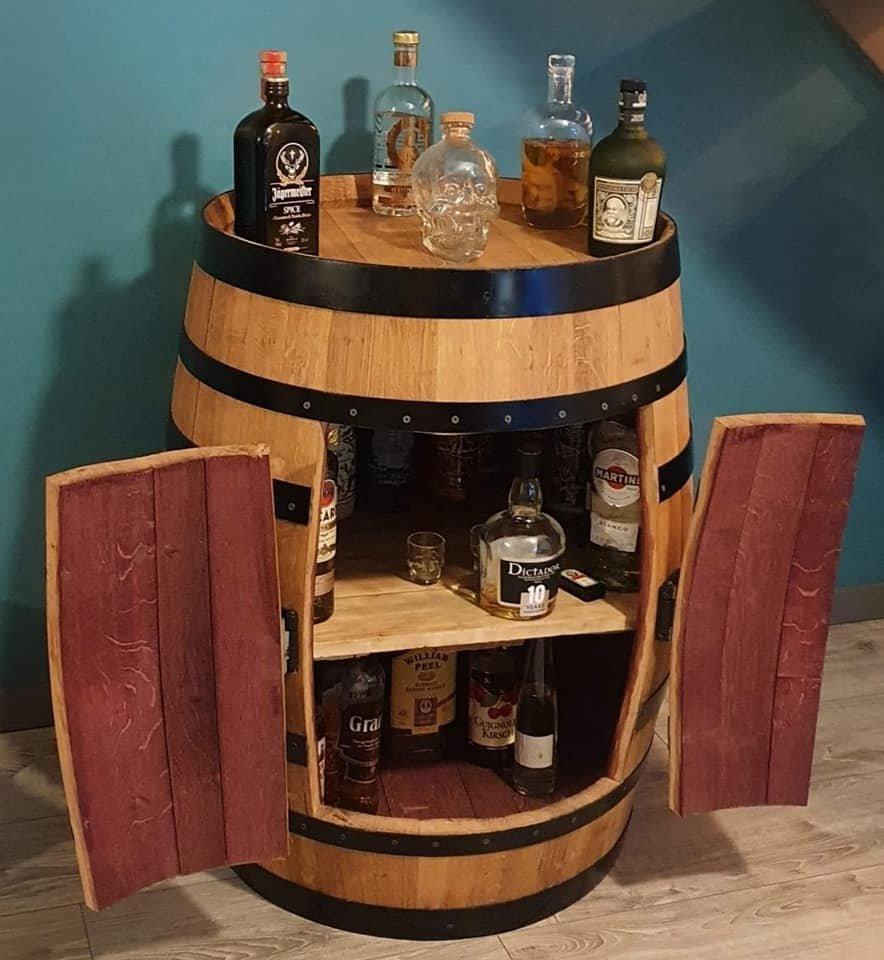 Tonneau bar avec portes et étagère intérieure