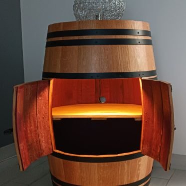 Tonneau aspect brut avec portes et éclairage intérieur