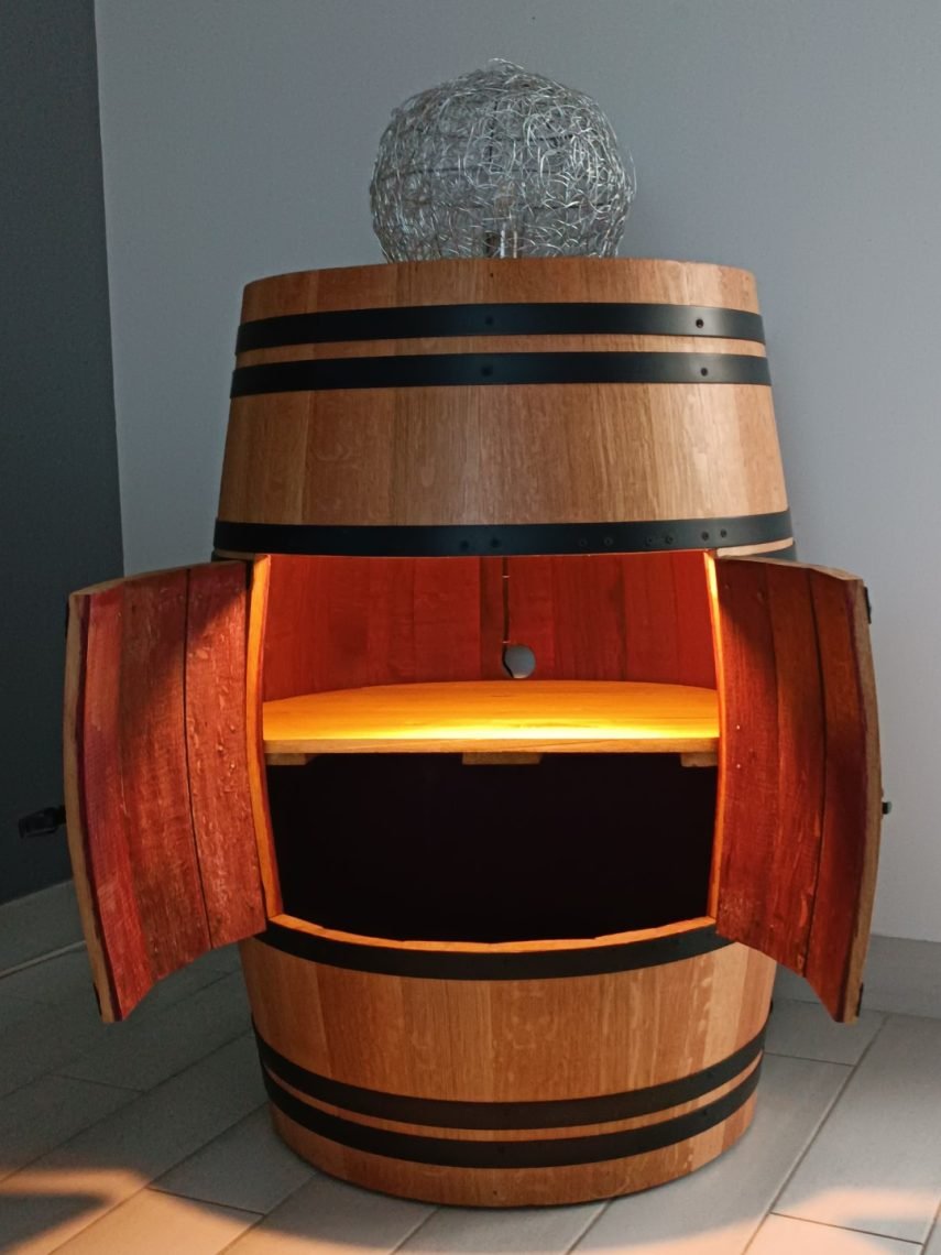 Tonneau aspect brut avec portes et éclairage intérieur